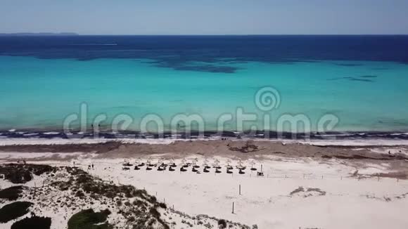 令人惊叹的无人机空中景观迷人的海滩埃斯特伦茨马洛卡西班牙视频的预览图