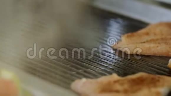 鸡胸肉烤在专业烤架上视频的预览图