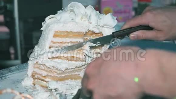 婚礼上用手把结婚蛋糕切成两半视频的预览图