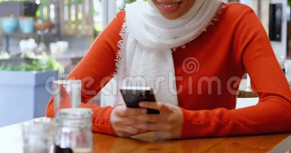4k自助餐厅使用手机的妇女视频的预览图