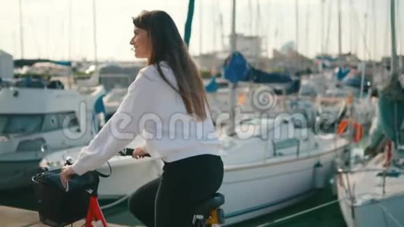 夏天骑自行车的女人在海滩上视频的预览图