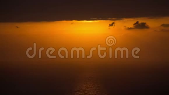 加那利群岛特内里费泰德火山云层移动的日落时间视频的预览图