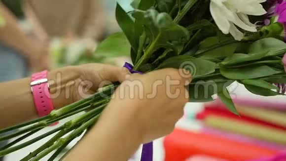 女性在专业人士的指导下学习制作花卉设计一群年轻女性视频的预览图