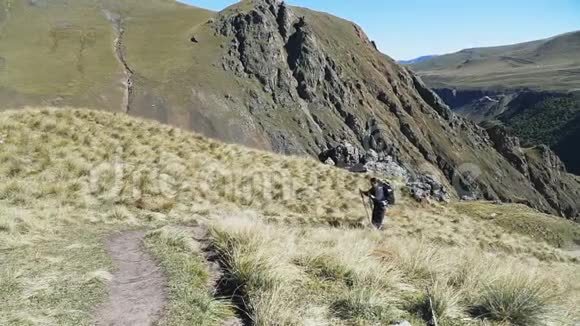 徒步旅行的女人走在山上视频的预览图