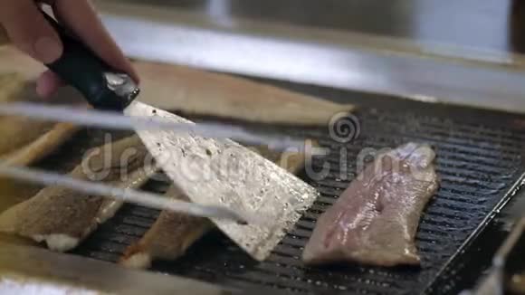 在专业烤架上烤鱼视频的预览图