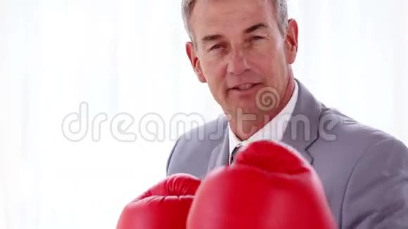 戴着红手套的商人拳击视频的预览图