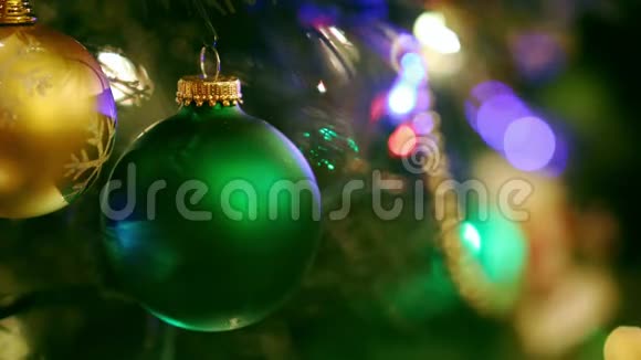 圣诞树上装饰着五颜六色的灯视频的预览图