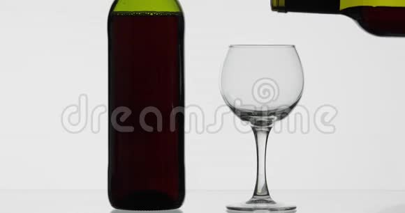 玫瑰酒红酒倒在白色背景的酒杯里视频的预览图