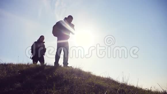 幸福的家庭男女商务旅行团队合作步行携手走山上游客的剪影视频的预览图