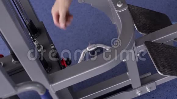 健身房模拟器肌肉机械训练视频的预览图