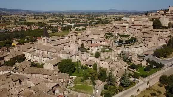 斯佩罗意大利最美丽的小镇之一从空中俯瞰村庄视频的预览图