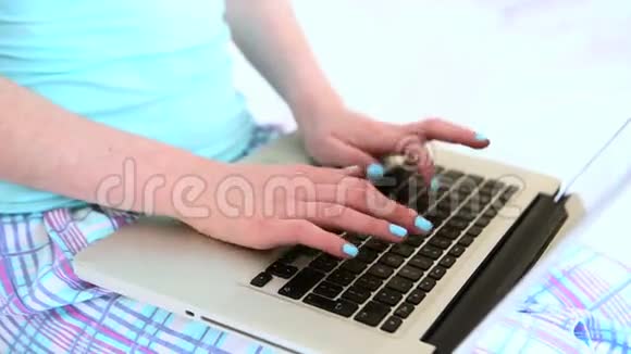女人在她的笔记本电脑上打字视频的预览图