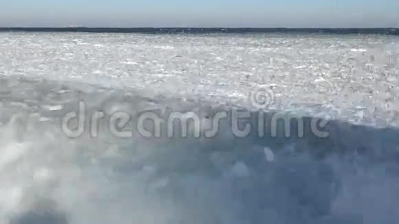 海岸附近海面漂浮的冰视频的预览图