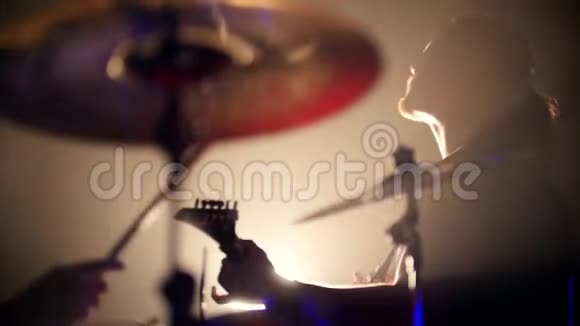 在摇滚乐队里演奏鼓手和吉他手视频的预览图