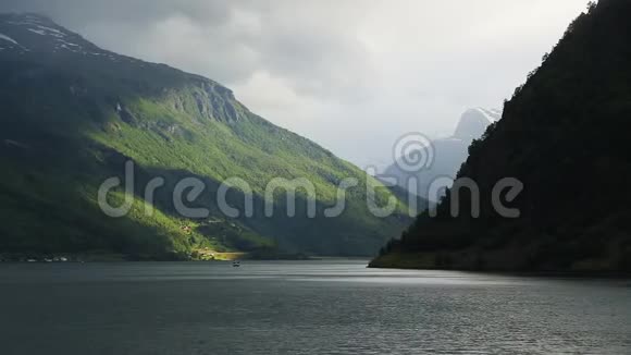 挪威峡湾自然和旅行背景视频的预览图