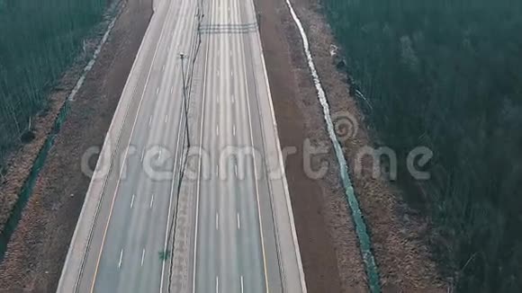 乘坐交通车飞越高速公路视频的预览图