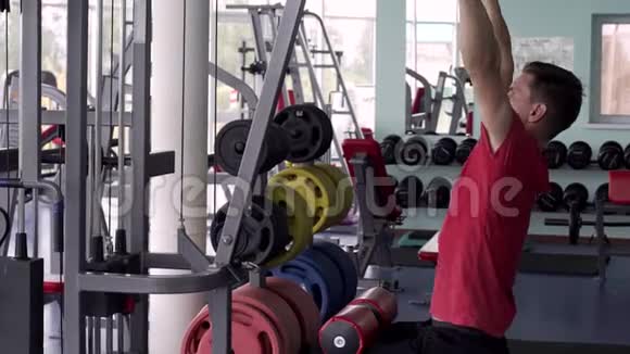 健身室肌肉男训练视频的预览图