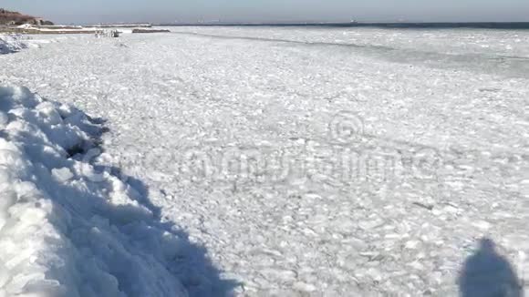 海岸附近海面漂浮的冰视频的预览图