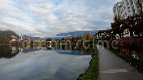 布莱德湖周围美丽的秋天景观视频的预览图