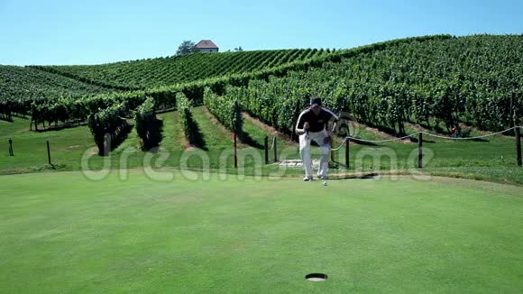 一名男子高尔夫球手拿着高尔夫球杆打了一个白色的高尔夫球视频的预览图
