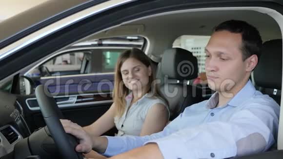 汽车男女汽车夫妻视频的预览图