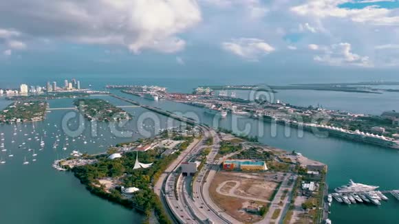 迈阿密佛罗里达州美国2019年5月空中无人机观景飞行迈阿密比斯坎湾上面的船和游艇视频的预览图