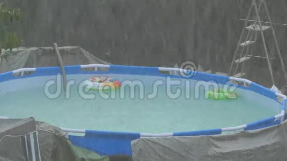 雨中的游泳池视频的预览图