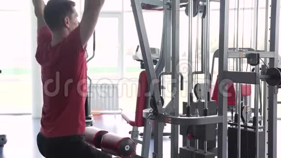 健身室肌肉男训练视频的预览图