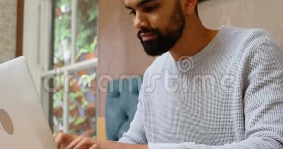 4k自助餐厅使用手机和笔记本电脑的人视频的预览图