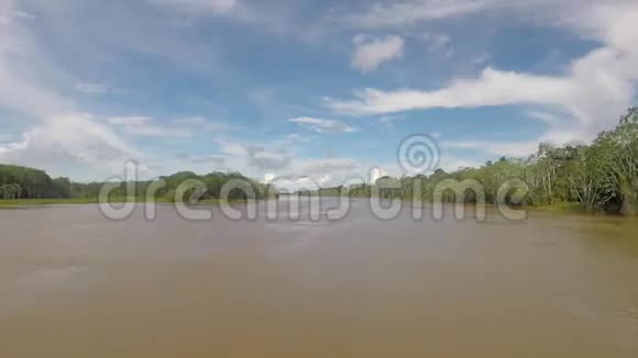 在亚马逊河上漫步在雨林中巴西视频的预览图