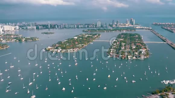迈阿密佛罗里达州美国2019年5月空中无人机观景飞行迈阿密比斯坎湾上面的船和游艇视频的预览图