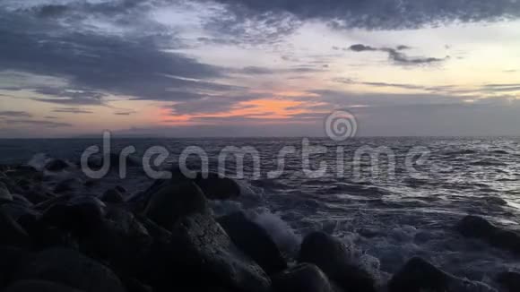 纳帕利海岸日落从夏威夷考艾岛Polihale海滩附近的岩石俯瞰尼霍岛视频的预览图