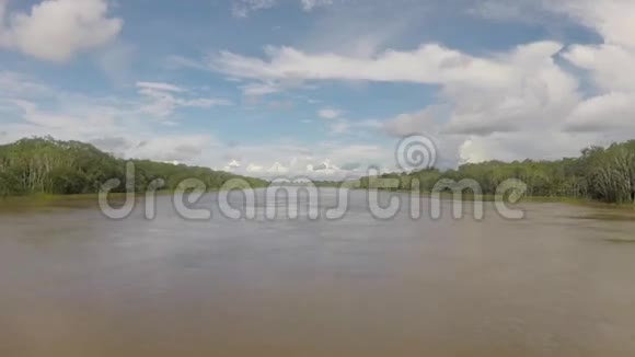 在亚马逊河上漫步在雨林中巴西视频的预览图