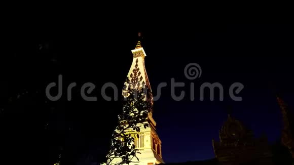 晚上在泰国纳洪法农姆的佛南寺视频的预览图