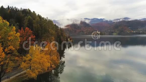 著名湖泊的鸟瞰与小岛和玛利亚朝圣教堂流血视频的预览图