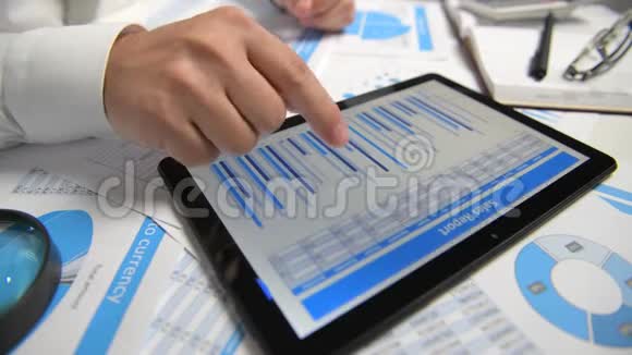 商人工作和计算阅读和写报告使用平板电脑办公室员工桌子特写商业金融视频的预览图