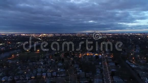 空中观景飞往费城天际线视频的预览图