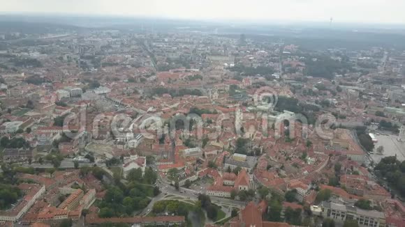 美丽的鸟瞰老城维尔纽斯立陶宛首都视频的预览图