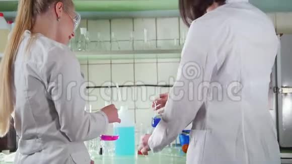 化学实验室的两个年轻女人视频的预览图