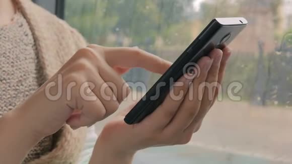女性使用智能手机视频的预览图