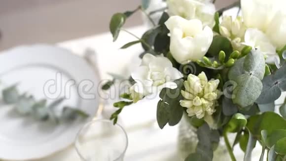 节日桌上放着一束美丽的白色鲜花视频的预览图