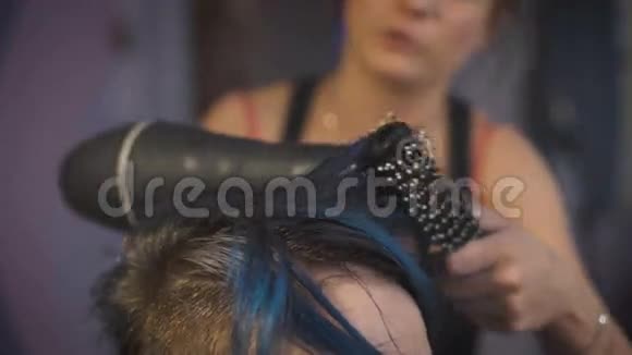 那个在美容院留着蓝色头发的女孩视频的预览图
