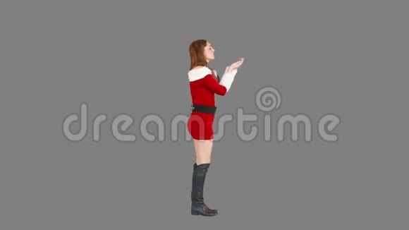 圣诞女孩走着吹着吻视频的预览图