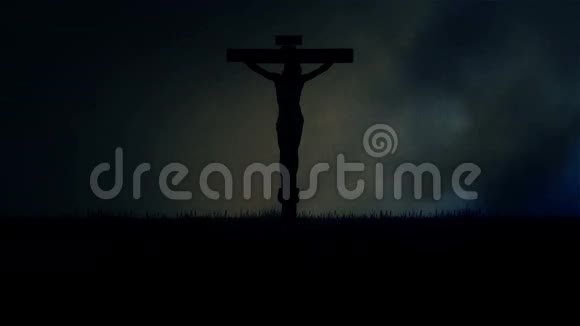 耶稣受难在耶路撒冷加略山的暴风雨黑暗天空下闪电风暴视频的预览图