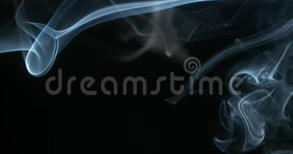 香烟在黑色背景下升起视频的预览图