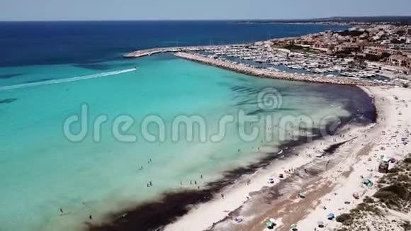 令人惊叹的无人机空中景观迷人的海滩埃斯特伦茨马洛卡西班牙视频的预览图