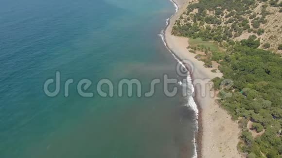 大海上海湾的顶部景色空中射击视频的预览图