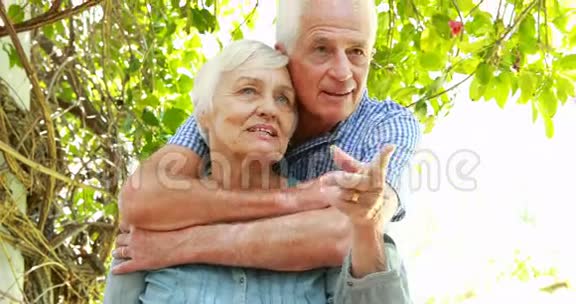年长夫妇拥抱他的妻子视频的预览图
