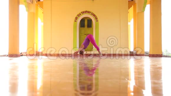 在阿什拉姆做瑜伽的女人视频的预览图