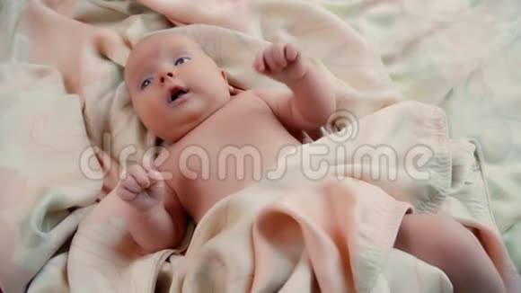 美丽的新生儿在床上视频的预览图